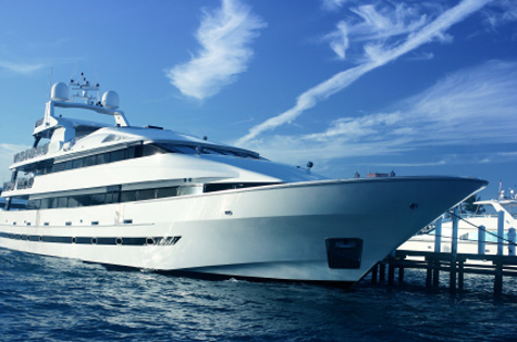 Luxury Lifestyle on Luxury Yacht Charter   Florida Beach Vacation   Charter Luxury Yacht