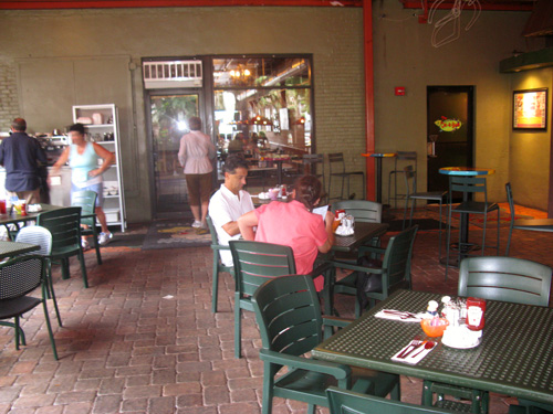 outside seating for breakfast at kellys restaurant in dunedin fl