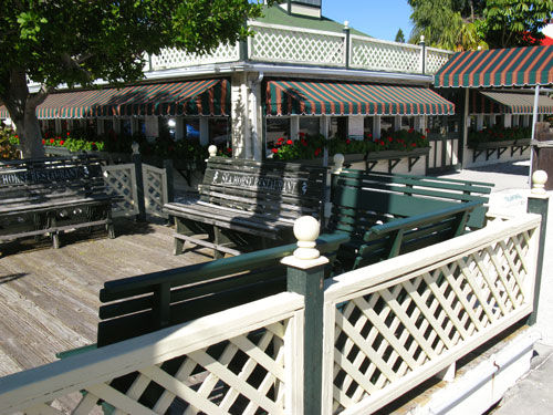 pass-a-grille historic district seahorse restaurant waiting area on 8th avenue