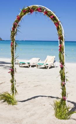 a cheap florida beach wedding does not need many decorations