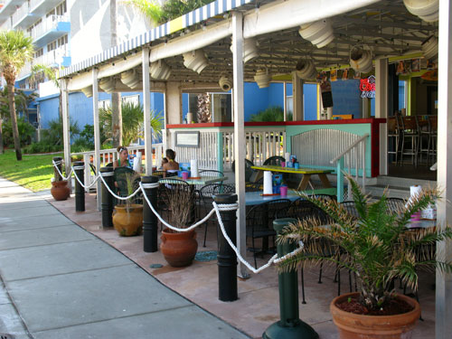 breakfast at crabbys outside seating