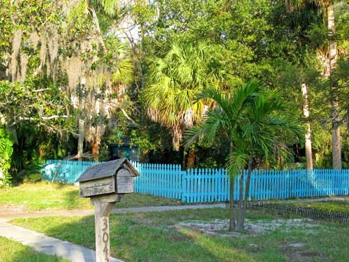 Creative color on a fence in Gulfport FL.