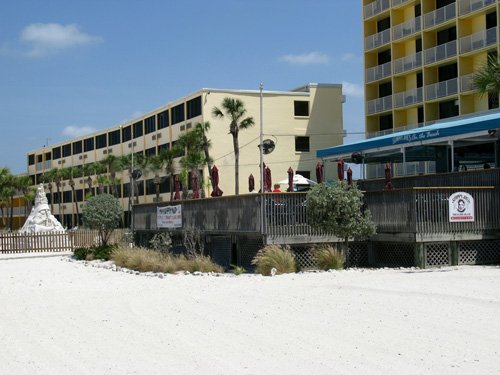 sloppy joes bar and sand sculpture