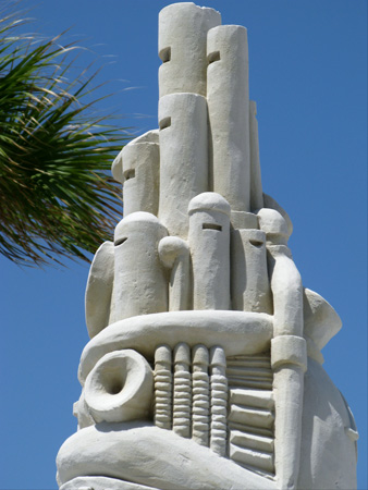 sloppy joes sand sculpture detail on top